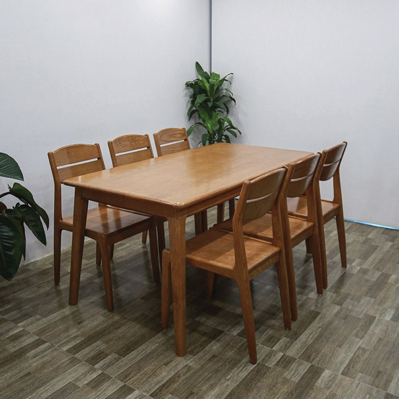 Bộ bàn ăn gỗ sồi là một lựa chọn sang trọng và tiện nghi cho căn nhà của bạn. Với độ bền và tính thẩm mỹ cao cùng chất lượng vượt trội, bộ bàn ăn gỗ sồi sẽ trở thành tâm điểm ấn tượng trong không gian ăn uống của bạn.