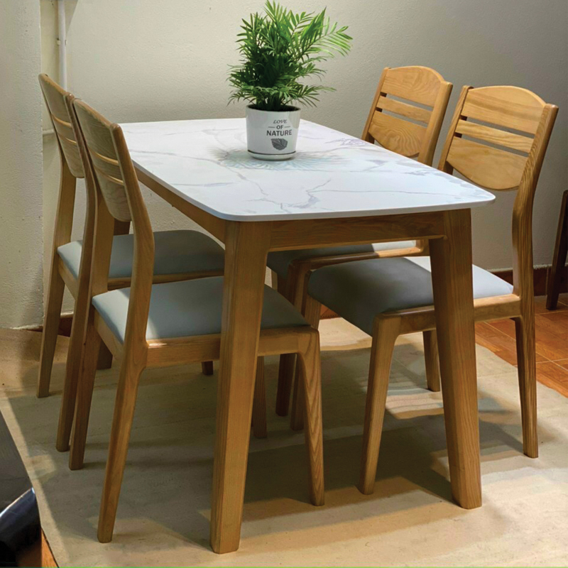Mang tinh thần sáng tạo của người thiết kế, bàn ăn gỗ sồi Nga 4 ghế kết hợp với bàn ăn mặt đá tạo nên một sản phẩm độc đáo và đầy ấn tượng. Với chất liệu gỗ chắc chắn và đá tự nhiên cao cấp, bàn ăn sẽ làm cho không gian bếp của bạn trở nên đẳng cấp và hiện đại hơn bao giờ hết.